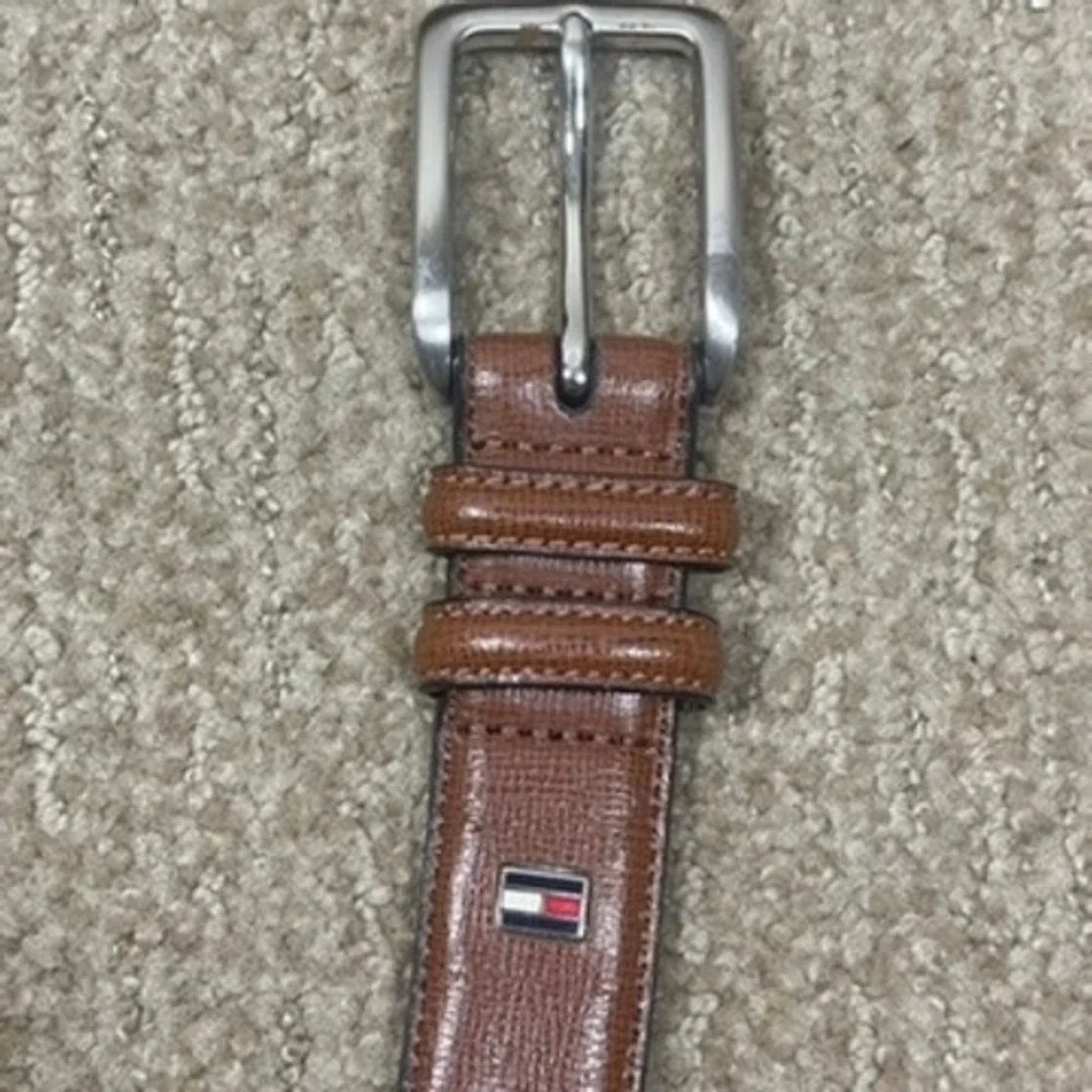 Tommy Hilfiger Leather Belt Men 42 Brown Textured Silver Buckle Preppy Americana